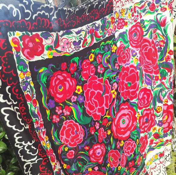 Gianni Versace 90s vintage Floral Oversized Scarf 60 in x 110 in - Picture 8 of 13